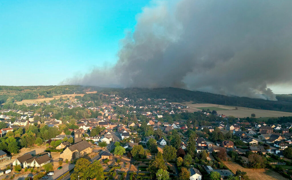 Alemania, Eifel, incendio forestal, incendio forestal en Alemania, incendio en la Eifel, incendio Hürtgenwald, Hürtgenwald, Eifel, incendios forestales Alemania, evacuación en Alemania, incendio Renania del Norte-Westfalia, Gey, incendio distrito de Düren, Bundeswehr incendio, ola de calor Alemania.