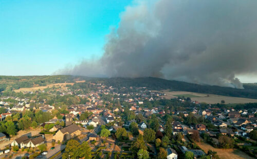 Alemania, Eifel, incendio forestal, incendio forestal en Alemania, incendio en la Eifel, incendio Hürtgenwald, Hürtgenwald, Eifel, incendios forestales Alemania, evacuación en Alemania, incendio Renania del Norte-Westfalia, Gey, incendio distrito de Düren, Bundeswehr incendio, ola de calor Alemania.