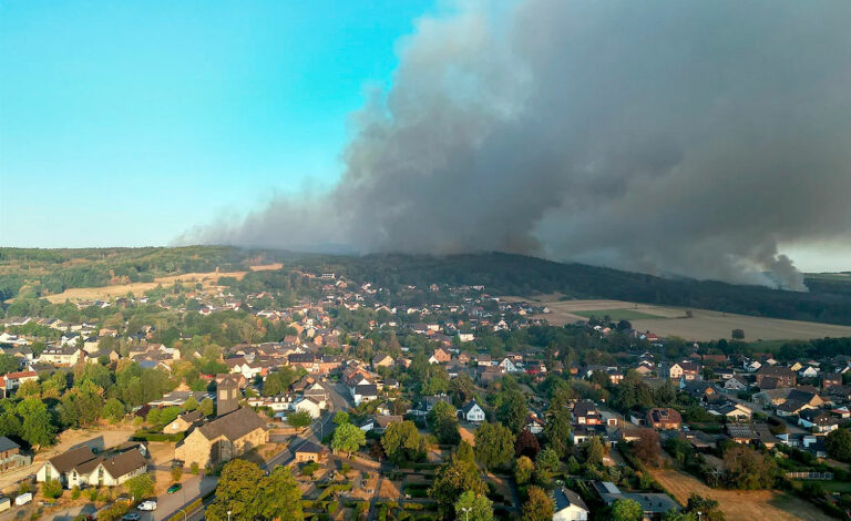 Alemania, Eifel, incendio forestal, incendio forestal en Alemania, incendio en la Eifel, incendio Hürtgenwald, Hürtgenwald, Eifel, incendios forestales Alemania, evacuación en Alemania, incendio Renania del Norte-Westfalia, Gey, incendio distrito de Düren, Bundeswehr incendio, ola de calor Alemania.