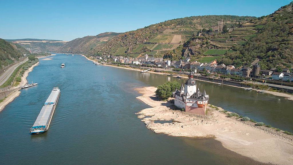 río Rin, mayor economía de Europa, industria alemana, Bajante del Rin, Alemania, Economía alemana, Industria alemana, Transporte fluvial, Kaub, Navegación fluvial, Rhein, Steffen Bilger, Institut der deutschen Wirtschaft, IW, IfW Kiel, Cambio climático, Transporte de combustibles, Logística, Crecimiento económico Alemania, ThyssenKrupp, Rin, Comercio europeo, por qué la bajante del Rin afecta la economía alemana, impacto económico de la bajante del Rin, navegación en el río Rin, nivel del río Rin en Kaub