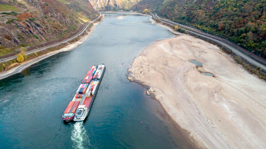 río Rin, mayor economía de Europa, industria alemana, Bajante del Rin, Alemania, Economía alemana, Industria alemana, Transporte fluvial, Kaub, Navegación fluvial, Rhein, Steffen Bilger, Institut der deutschen Wirtschaft, IW, IfW Kiel, Cambio climático, Transporte de combustibles, Logística, Crecimiento económico Alemania, ThyssenKrupp, Rin, Comercio europeo, por qué la bajante del Rin afecta la economía alemana, impacto económico de la bajante del Rin, navegación en el río Rin, nivel del río Rin en Kaub