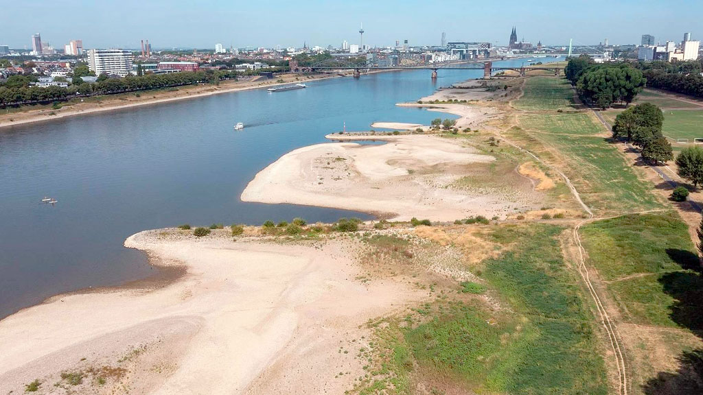 río Rin, mayor economía de Europa, industria alemana, Bajante del Rin, Alemania, Economía alemana, Industria alemana, Transporte fluvial, Kaub, Navegación fluvial, Rhein, Steffen Bilger, Institut der deutschen Wirtschaft, IW, IfW Kiel, Cambio climático, Transporte de combustibles, Logística, Crecimiento económico Alemania, ThyssenKrupp, Rin, Comercio europeo, por qué la bajante del Rin afecta la economía alemana, impacto económico de la bajante del Rin, navegación en el río Rin, nivel del río Rin en Kaub