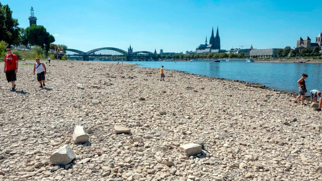 río Rin, mayor economía de Europa, industria alemana, Bajante del Rin, Alemania, Economía alemana, Industria alemana, Transporte fluvial, Kaub, Navegación fluvial, Rhein, Steffen Bilger, Institut der deutschen Wirtschaft, IW, IfW Kiel, Cambio climático, Transporte de combustibles, Logística, Crecimiento económico Alemania, ThyssenKrupp, Rin, Comercio europeo, por qué la bajante del Rin afecta la economía alemana, impacto económico de la bajante del Rin, navegación en el río Rin, nivel del río Rin en Kaub