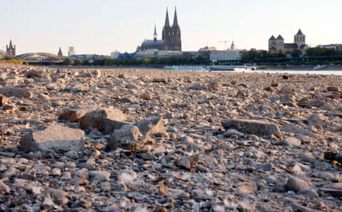 río Rin, mayor economía de Europa, industria alemana, Bajante del Rin, Alemania, Economía alemana, Industria alemana, Transporte fluvial, Kaub, Navegación fluvial, Rhein, Steffen Bilger, Institut der deutschen Wirtschaft, IW, IfW Kiel, Cambio climático, Transporte de combustibles, Logística, Crecimiento económico Alemania, ThyssenKrupp, Rin, Comercio europeo, por qué la bajante del Rin afecta la economía alemana, impacto económico de la bajante del Rin, navegación en el río Rin, nivel del río Rin en Kaub