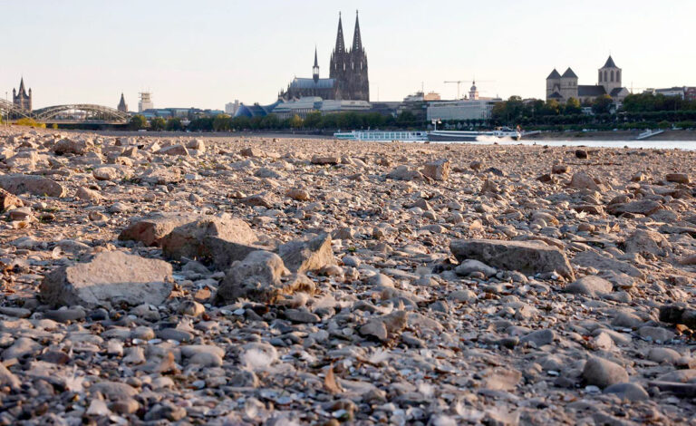 río Rin, mayor economía de Europa, industria alemana, Bajante del Rin, Alemania, Economía alemana, Industria alemana, Transporte fluvial, Kaub, Navegación fluvial, Rhein, Steffen Bilger, Institut der deutschen Wirtschaft, IW, IfW Kiel, Cambio climático, Transporte de combustibles, Logística, Crecimiento económico Alemania, ThyssenKrupp, Rin, Comercio europeo, por qué la bajante del Rin afecta la economía alemana, impacto económico de la bajante del Rin, navegación en el río Rin, nivel del río Rin en Kaub