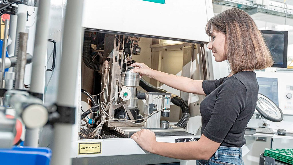 industria alemana, Hungría, industria automotriz, empresas alemanas en Hungría, industria de Alemania, producción industrial alemana, traslado de producción a Hungría, industria automotriz alemana, costos de producción en Alemania, costos laborales en Alemania, costos laborales en Hungría, Mercedes-Benz Hungría, Mercedes-Benz Kecskemét, KACO, KACO Hungría, empleo industrial en Alemania, fábricas alemanas, Europa del Este, competitividad industrial alemana.