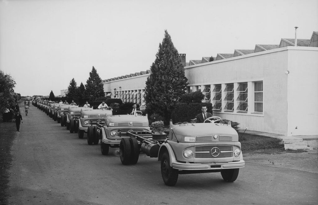 Los chasis de un clásico: el Mercedes-Benz 1114 en la antigua planta de Argentina.
