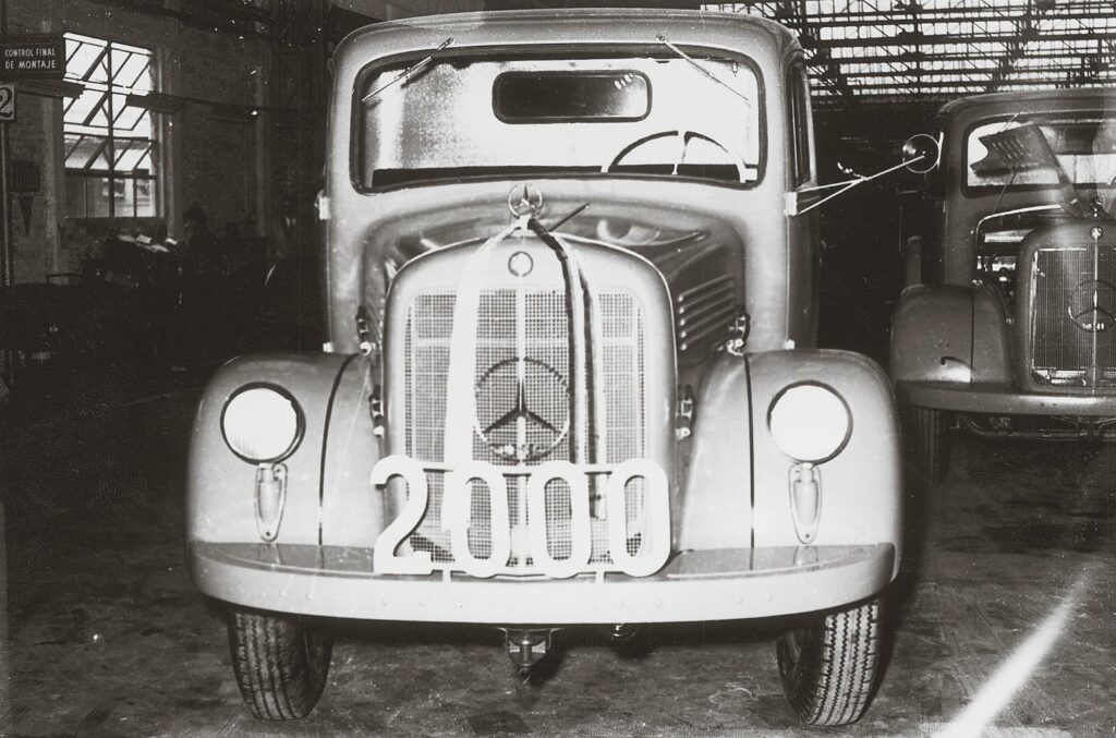 Mercedes-Benz L 312, el clásico camión trompudo conocido como “carbonero”. En Argentina se fabricó entre fines de los años 50 y mediados de los 60.