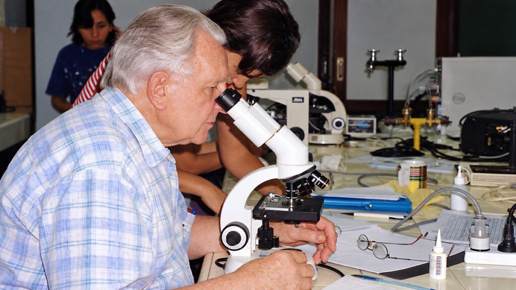 04_wolfgang_volkheimer_microscopio