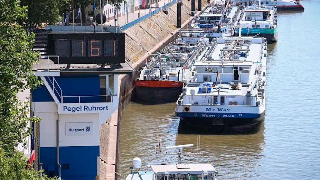 Rin, Köln, transporte fluvial, nivel del Rin, Rin Köln, bajo nivel del Rin, Rin 40 centímetros, sequía Rin, transporte fluvial, transporte fluvial Alemania, navegación Rin, Köln Rin, récord nivel Rin, río Rin Alemania, logística Alemania, logística europea, Nordrhein-Westfalen, camiones Alemania, bajo caudal Rin, transporte de cargas Rin, Basilea Rin, Rin Suiza, nivel del Rin 2026, sequía Alemania, navegación Alemania