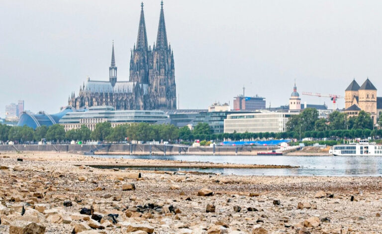 Rin, Köln, transporte fluvial, nivel del Rin, Rin Köln, bajo nivel del Rin, Rin 40 centímetros, sequía Rin, transporte fluvial, transporte fluvial Alemania, navegación Rin, Köln Rin, récord nivel Rin, río Rin Alemania, logística Alemania, logística europea, Nordrhein-Westfalen, camiones Alemania, bajo caudal Rin, transporte de cargas Rin, Basilea Rin, Rin Suiza, nivel del Rin 2026, sequía Alemania, navegación Alemania