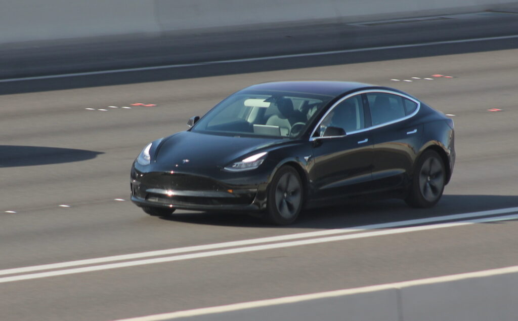 01-portada-tesla-conduccion-asistida