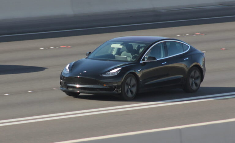 01-portada-tesla-conduccion-asistida