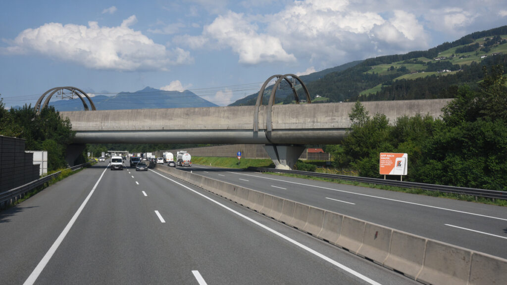 03-interior-autopista-tirol-1200x675