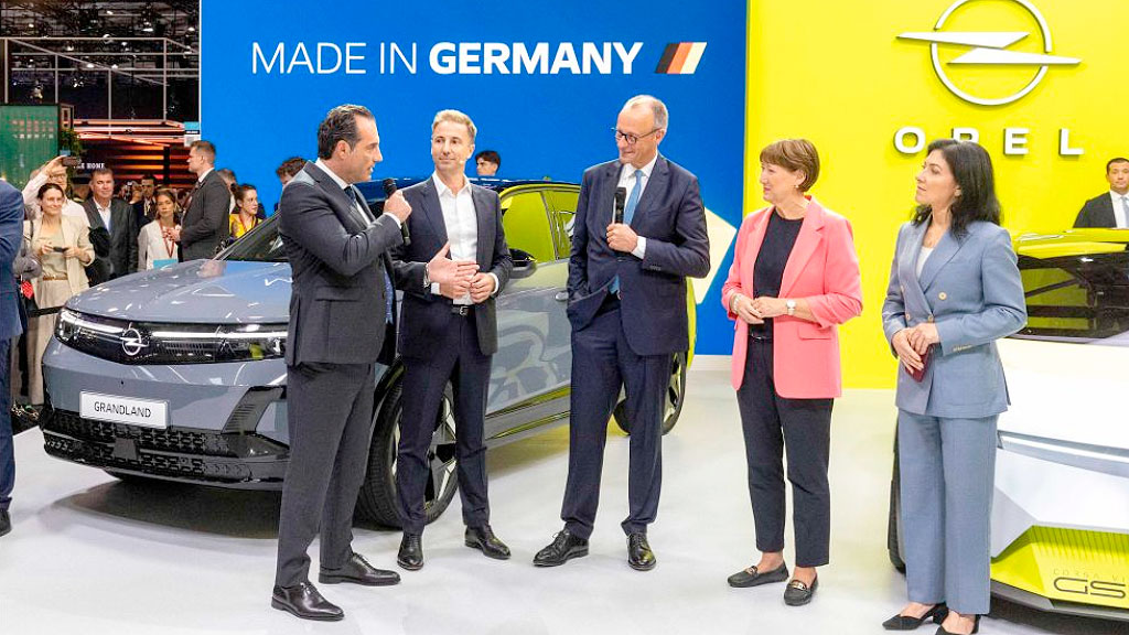 Alemania, Francia, industria automotriz, autos a combustión 2035, Alemania Francia autos 2035, Unión Europea autos 2035, prohibición autos combustión Europa, motores a combustión Europa, emisiones autos Unión Europea, industria automotriz europea, Alemania industria automotriz, Francia industria automotriz, híbridos Europa 2035, autos híbridos 2035, vehículos eléctricos Europa, normativa europea autos 2035, Made in Europe automotriz, Friedrich Merz autos 2035, Volkswagen autos eléctricos, fabricantes europeos de autos, Suiza Made in Europe, transición automotriz europea, autos europeos Argentina