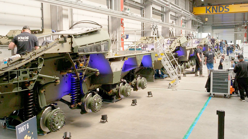Audi, Industria automotriz, Industria de defensa, Audi empleados, Audi industria militar, Audi Ingolstadt, empleados Audi defensa, Audi cesión de trabajadores, industria automotriz Alemania, industria de defensa Alemania, empleo industrial Alemania, Audi 7.500 puestos, MBDA Alemania, Diehl, KNDS, Airbus defensa, IG Metall Audi, crisis automotriz Alemania, Audi recortes Alemania