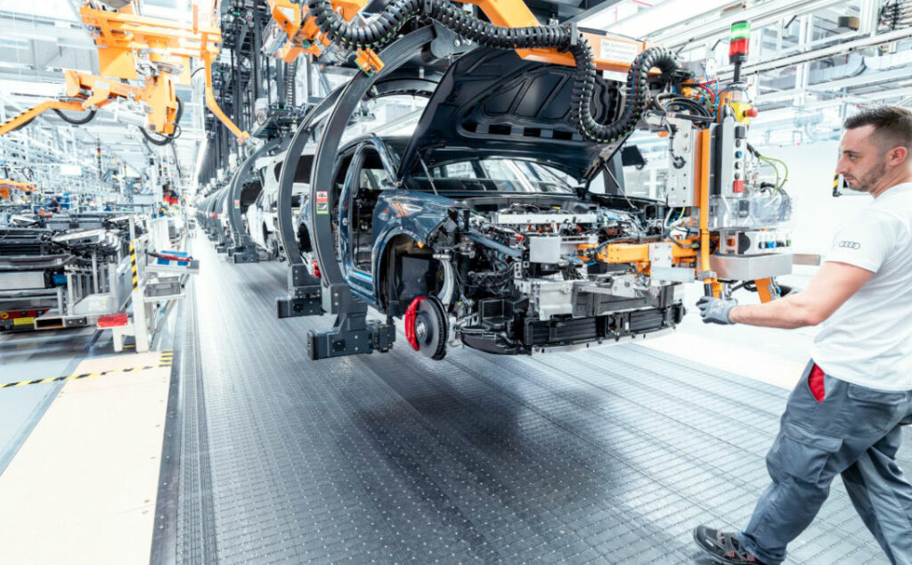 Audi, Industria automotriz, Industria de defensa, Audi empleados, Audi industria militar, Audi Ingolstadt, empleados Audi defensa, Audi cesión de trabajadores, industria automotriz Alemania, industria de defensa Alemania, empleo industrial Alemania, Audi 7.500 puestos, MBDA Alemania, Diehl, KNDS, Airbus defensa, IG Metall Audi, crisis automotriz Alemania, Audi recortes Alemania