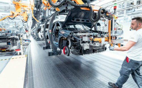Audi, Industria automotriz, Industria de defensa, Audi empleados, Audi industria militar, Audi Ingolstadt, empleados Audi defensa, Audi cesión de trabajadores, industria automotriz Alemania, industria de defensa Alemania, empleo industrial Alemania, Audi 7.500 puestos, MBDA Alemania, Diehl, KNDS, Airbus defensa, IG Metall Audi, crisis automotriz Alemania, Audi recortes Alemania