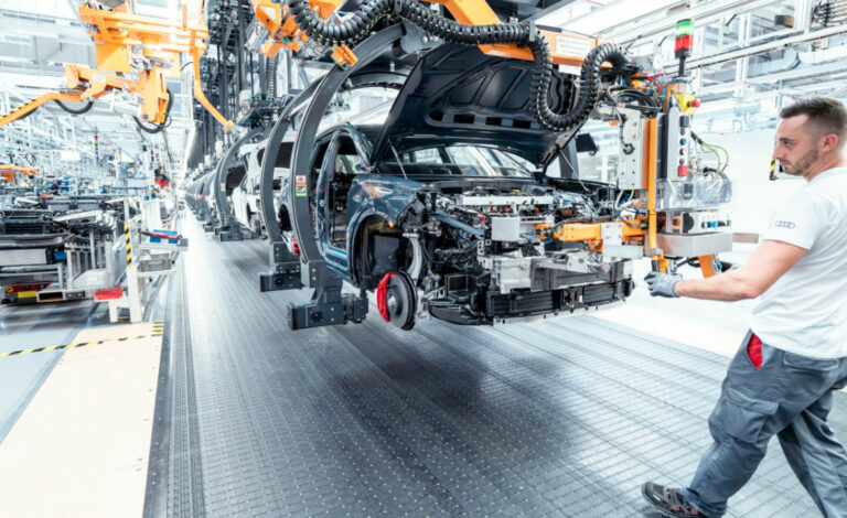 Audi, Industria automotriz, Industria de defensa, Audi empleados, Audi industria militar, Audi Ingolstadt, empleados Audi defensa, Audi cesión de trabajadores, industria automotriz Alemania, industria de defensa Alemania, empleo industrial Alemania, Audi 7.500 puestos, MBDA Alemania, Diehl, KNDS, Airbus defensa, IG Metall Audi, crisis automotriz Alemania, Audi recortes Alemania