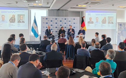 Vaca Muerta, Deutschland, Technologie, Vaca Muerta Ölproduktion, Ölproduktion Argentinien, Vaca Muerta 1,5 Millionen Barrel, Vaca Muerta 2030, deutsche Unternehmen Vaca Muerta, deutsche Industrie Argentinien, deutscher Maschinenbau Argentinien, Vaca Muerta Infrastruktur, Vaca Muerta Pipeline, VMOS Pipeline, Siemens Energy Argentinien, deutsche Energietechnik Argentinien, Investitionen Vaca Muerta, Exportkreditgarantien Argentinien, AHK Argentina Oil & Gas, Öl und Gas Argentinien, Energie Argentinien Deutschland, Technologieexport Deutschland Argentinien