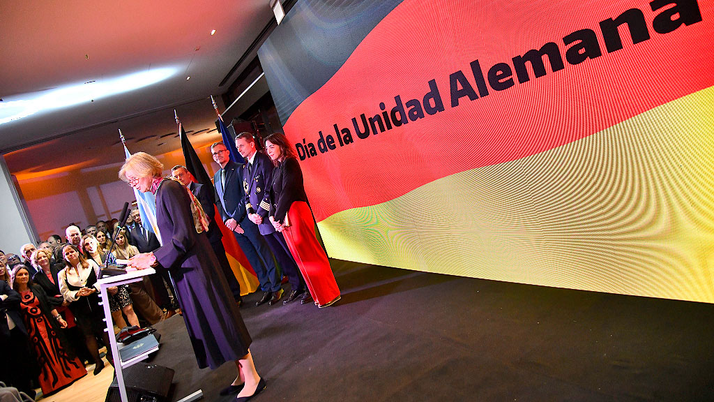 Tag der Deutschen Einheit, Deutschland, Argentinien, Tag der Deutschen Einheit, Deutsche Botschaft Buenos Aires, Catalina Cullas, deutsche Botschafterin Argentinien, Deutschland Argentinien, deutsch-argentinische Beziehungen, Deutsche Botschaft Argentinien, Tag der Deutschen Einheit Buenos Aires, deutsch-argentinische Gemeinschaft, erste deutsche Botschafterin Argentinien, Carlos Alberto Presti, Verteidigungsminister Argentinien, deutsche Wiedervereinigung, Deutschland Argentinien Beziehungen, AHK Argentinien, deutsch-argentinische Institutionen, Max-Planck-Gesellschaft Argentinien, Deutsch-Argentinisches Hochschulzentrum, Berliner Philharmoniker Buenos Aires, Teatro Colón, deutsche Gemeinschaft Argentinien, deutschsprachige Gemeinschaft Argentinien