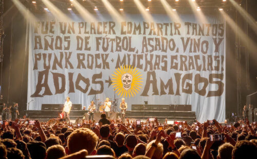 Die Toten Hosen, Alemania, música, Die Toten Hosen Buenos Aires, Die Toten Hosen despedida, Die Toten Hosen Movistar Arena, Die Toten Hosen Alemania, Campino Argentina, Campino Die Toten Hosen, despedida Die Toten Hosen Argentina, último concierto Die Toten Hosen Argentina, Fútbol Asado Vino y Adiós Amigos, Die Toten Hosen 34 años Argentina, punk alemán Argentina, música alemana Argentina, recital Die Toten Hosen Buenos Aires, Die Toten Hosen 2026, WDR Die Toten Hosen Argentina, relación Alemania Argentina música