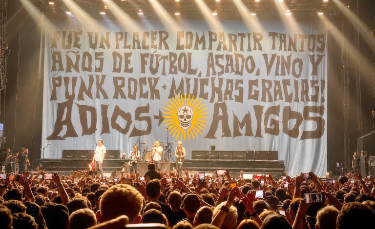 Die Toten Hosen, Alemania, música, Die Toten Hosen Buenos Aires, Die Toten Hosen despedida, Die Toten Hosen Movistar Arena, Die Toten Hosen Alemania, Campino Argentina, Campino Die Toten Hosen, despedida Die Toten Hosen Argentina, último concierto Die Toten Hosen Argentina, Fútbol Asado Vino y Adiós Amigos, Die Toten Hosen 34 años Argentina, punk alemán Argentina, música alemana Argentina, recital Die Toten Hosen Buenos Aires, Die Toten Hosen 2026, WDR Die Toten Hosen Argentina, relación Alemania Argentina música