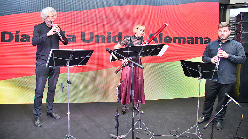 Alemania, Argentina, Relaciones bilaterales, Catalina Cullas, Catalina Cullas Argentina, embajadora de Alemania en Argentina, Embajada de Alemania en Buenos Aires, Día de la Unidad Alemana, Día de la Unidad Alemana Argentina, relaciones Alemania Argentina, relaciones bilaterales Alemania Argentina, Alemania Argentina 2026, comunidad alemana Argentina, comunidad germano argentina, primera mujer embajadora Alemania Argentina, Carlos Alberto Presti, ministro de Defensa Carlos Presti, Unidad Alemana Buenos Aires, Embajada alemana Belgrano, Unión Europea Mercosur Alemania, AHK Argentina, instituciones argentino alemanas, cooperación científica Alemania Argentina, Centro Universitario Argentino Alemán, Sociedad Max Planck Argentina, Filarmónica de Berlín Buenos Aires, Berliner Philharmoniker Argentina, Dieter Lamlé, diplomacia Alemania Argentina