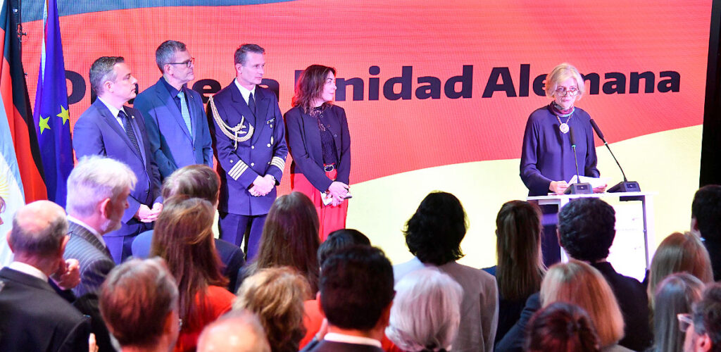 Alemania, Argentina, Relaciones bilaterales, Catalina Cullas, Catalina Cullas Argentina, embajadora de Alemania en Argentina, Embajada de Alemania en Buenos Aires, Día de la Unidad Alemana, Día de la Unidad Alemana Argentina, relaciones Alemania Argentina, relaciones bilaterales Alemania Argentina, Alemania Argentina 2026, comunidad alemana Argentina, comunidad germano argentina, primera mujer embajadora Alemania Argentina, Carlos Alberto Presti, ministro de Defensa Carlos Presti, Unidad Alemana Buenos Aires, Embajada alemana Belgrano, Unión Europea Mercosur Alemania, AHK Argentina, instituciones argentino alemanas, cooperación científica Alemania Argentina, Centro Universitario Argentino Alemán, Sociedad Max Planck Argentina, Filarmónica de Berlín Buenos Aires, Berliner Philharmoniker Argentina, Dieter Lamlé, diplomacia Alemania Argentina