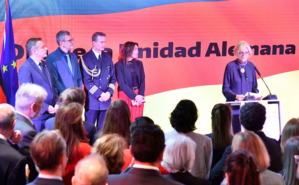 Alemania, Argentina, Relaciones bilaterales, Catalina Cullas, Catalina Cullas Argentina, embajadora de Alemania en Argentina, Embajada de Alemania en Buenos Aires, Día de la Unidad Alemana, Día de la Unidad Alemana Argentina, relaciones Alemania Argentina, relaciones bilaterales Alemania Argentina, Alemania Argentina 2026, comunidad alemana Argentina, comunidad germano argentina, primera mujer embajadora Alemania Argentina, Carlos Alberto Presti, ministro de Defensa Carlos Presti, Unidad Alemana Buenos Aires, Embajada alemana Belgrano, Unión Europea Mercosur Alemania, AHK Argentina, instituciones argentino alemanas, cooperación científica Alemania Argentina, Centro Universitario Argentino Alemán, Sociedad Max Planck Argentina, Filarmónica de Berlín Buenos Aires, Berliner Philharmoniker Argentina, Dieter Lamlé, diplomacia Alemania Argentina