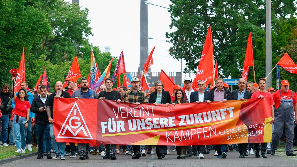 Volkswagen, Alemania, industria automotriz, Volkswagen salarios 2030, Volkswagen congela salarios, salarios Volkswagen Alemania, Volkswagen Alemania, Volkswagen 2030, Volkswagen ajuste, Volkswagen recorte de costos, Volkswagen empleados, Volkswagen trabajadores, IG Metall Volkswagen, congelamiento salarial Alemania, Nullrunde Volkswagen, Nullrunden Alemania, industria automotriz alemana, crisis industria automotriz Alemania, empleo Volkswagen Alemania, Volkswagen reducción de costos, Volkswagen Argentina, Volkswagen Pacheco, Volkswagen inversión Argentina, salarios industria automotriz, negociación salarial Volkswagen, empleo industria automotriz europea
