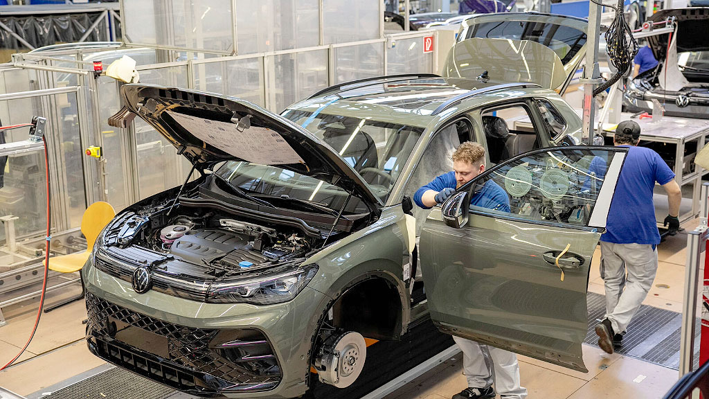 Volkswagen, Alemania, industria automotriz, Volkswagen salarios 2030, Volkswagen congela salarios, salarios Volkswagen Alemania, Volkswagen Alemania, Volkswagen 2030, Volkswagen ajuste, Volkswagen recorte de costos, Volkswagen empleados, Volkswagen trabajadores, IG Metall Volkswagen, congelamiento salarial Alemania, Nullrunde Volkswagen, Nullrunden Alemania, industria automotriz alemana, crisis industria automotriz Alemania, empleo Volkswagen Alemania, Volkswagen reducción de costos, Volkswagen Argentina, Volkswagen Pacheco, Volkswagen inversión Argentina, salarios industria automotriz, negociación salarial Volkswagen, empleo industria automotriz europea