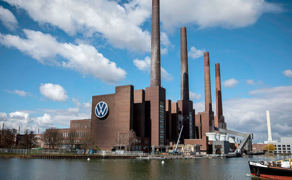 Volkswagen, Alemania, industria automotriz, Volkswagen salarios 2030, Volkswagen congela salarios, salarios Volkswagen Alemania, Volkswagen Alemania, Volkswagen 2030, Volkswagen ajuste, Volkswagen recorte de costos, Volkswagen empleados, Volkswagen trabajadores, IG Metall Volkswagen, congelamiento salarial Alemania, Nullrunde Volkswagen, Nullrunden Alemania, industria automotriz alemana, crisis industria automotriz Alemania, empleo Volkswagen Alemania, Volkswagen reducción de costos, Volkswagen Argentina, Volkswagen Pacheco, Volkswagen inversión Argentina, salarios industria automotriz, negociación salarial Volkswagen, empleo industria automotriz europea